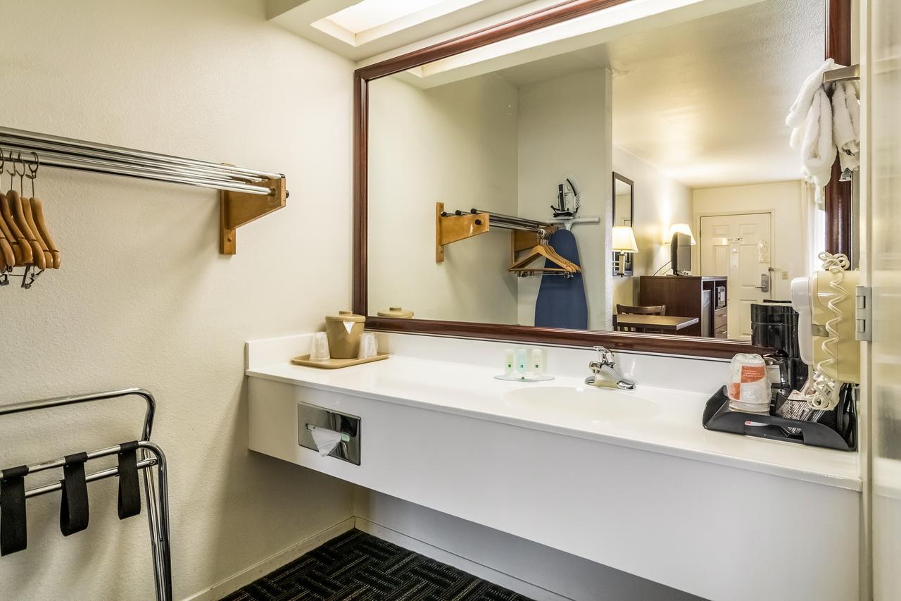Quality Inn Fresno Near University Exteriör bild